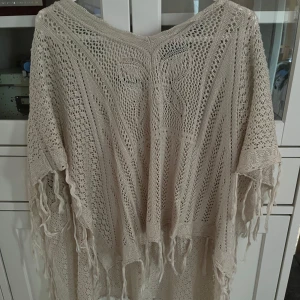Beige poncho från rosebud - Säljer en beige poncho från rosebud💕