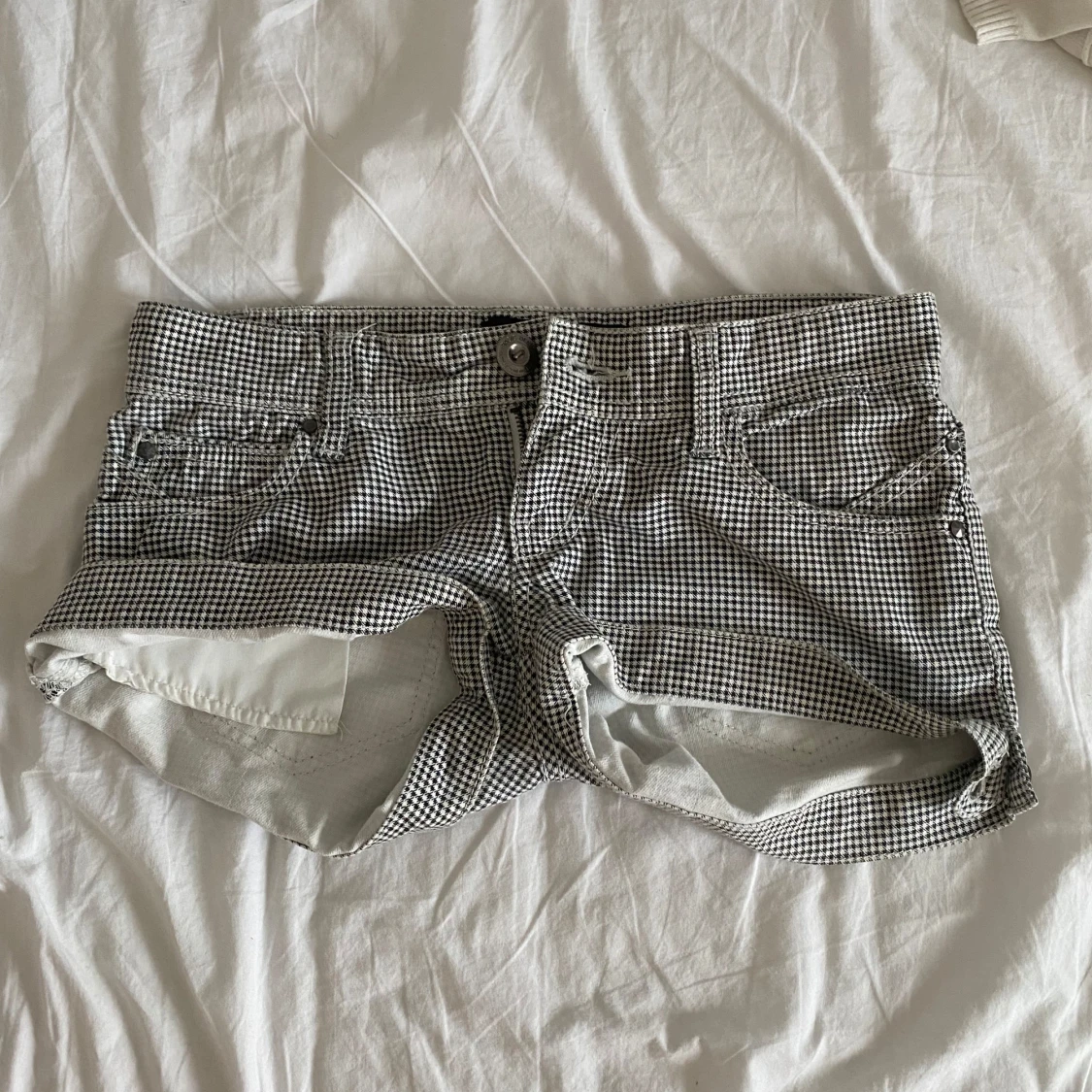 Rutiga lågmidjade shorts Stradivarius