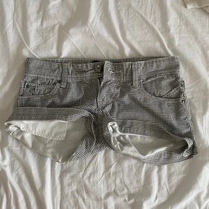 Rutiga lågmidjade shorts Stradivarius - Snygga super lågmidjade shorts från Stradivarius i svartvitt rutigt mönster. Säljer då dem är lite för små för mig! Pris kan alltid diskuteras 