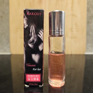 KAKOU Venom For Her parfym - KAKOU Venom For Her är en parfym i en smidig 10ml glasflaska med silverfärgad metallkork. Parfymen har en ljusrosa nyans och kommer i en svart och rosa kartong med stilren design. Perfekt storlek för att ta med i väskan.