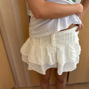 Vit volangkjol med snörning - Säljer denna så söta kjol från pull&bear som varit slutsåld i storlek Xs, kjolen är så söt och perfekt nu till sommaren säljer för endast 200 kr. Kjolen är knappt använd och i toppen skick❤️