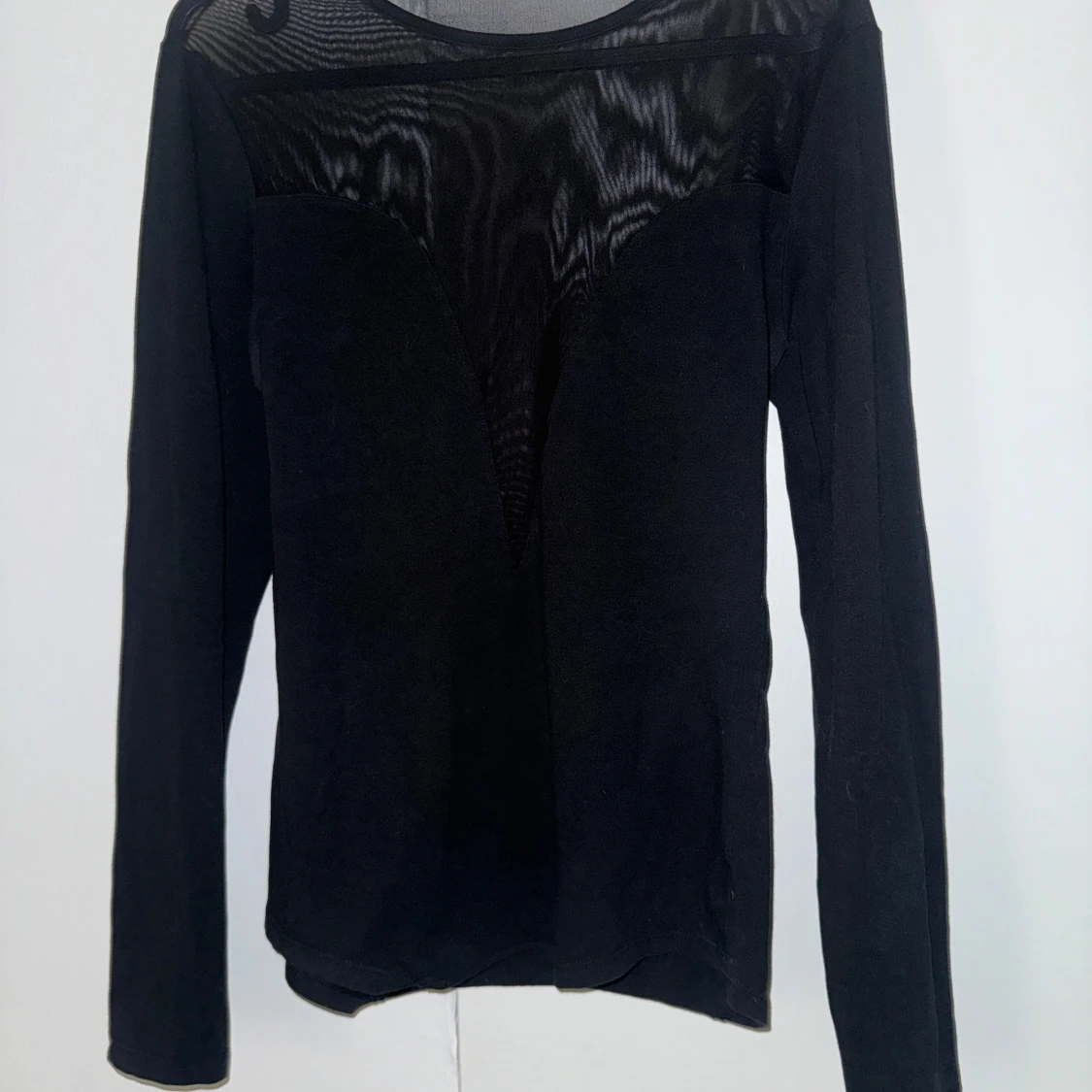Svart långärmad topp med meshdetalj