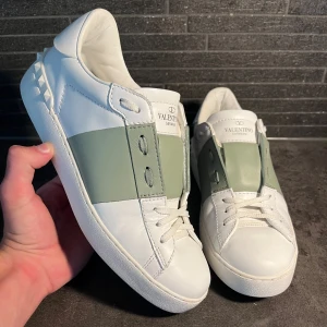 Valentino Garavani Rockstud sneakers - Säljer dessa ursnygga valentino open skorna i vitt och mintgrön. Storlek 39, skick 9/10 endast använda en handfull av gånger. Hör av er vid frågor nypris 7200kr