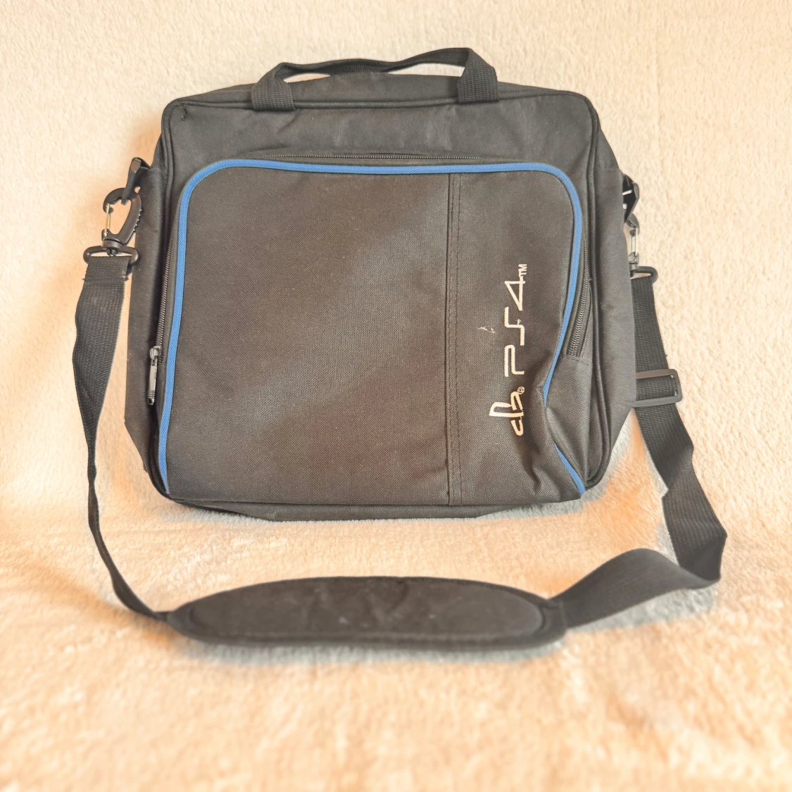 Svart PS4 datorväska med blå detaljer - 1