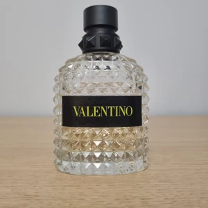Valentino uomo born in roma yellow dream - 60ml kvar, kan även bytas. Priset är inte hugget i sten. Köpt från bangerhead, originalförpackning medföljer.