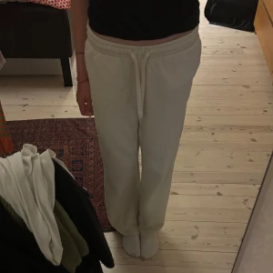 Beiga mjukisbyxor från Gina Tricot XXS - Beiga mjukisbyxor från Gina Tricot i modellen Basically Basics. Byxorna har rak/bootcut passform, resår i midjan och snörning för extra komfort. Tillverkade i mjukt material som är perfekt för chill dagar. Fickor på sidorna och stilren look. Är använda 2 gånger