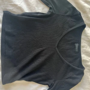 3-pack ribbade långärmade toppar vit grå svart - Säljer tre långärmade ribbade toppar från Eve & Odd i svart, grått och vitt. Alla har v-ringning och är i mjuk, stretchig bomullsmix. Kommer inte mer till användning. Kontakta gärna innan köp! Alla 3 för 110kr