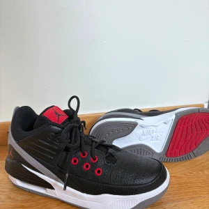 Air Jordan Max Aura 5 - Säljer ett par Air Jordan Max Aura 5 sneakers i färgen Black Cement, endast använda fåtal gånger