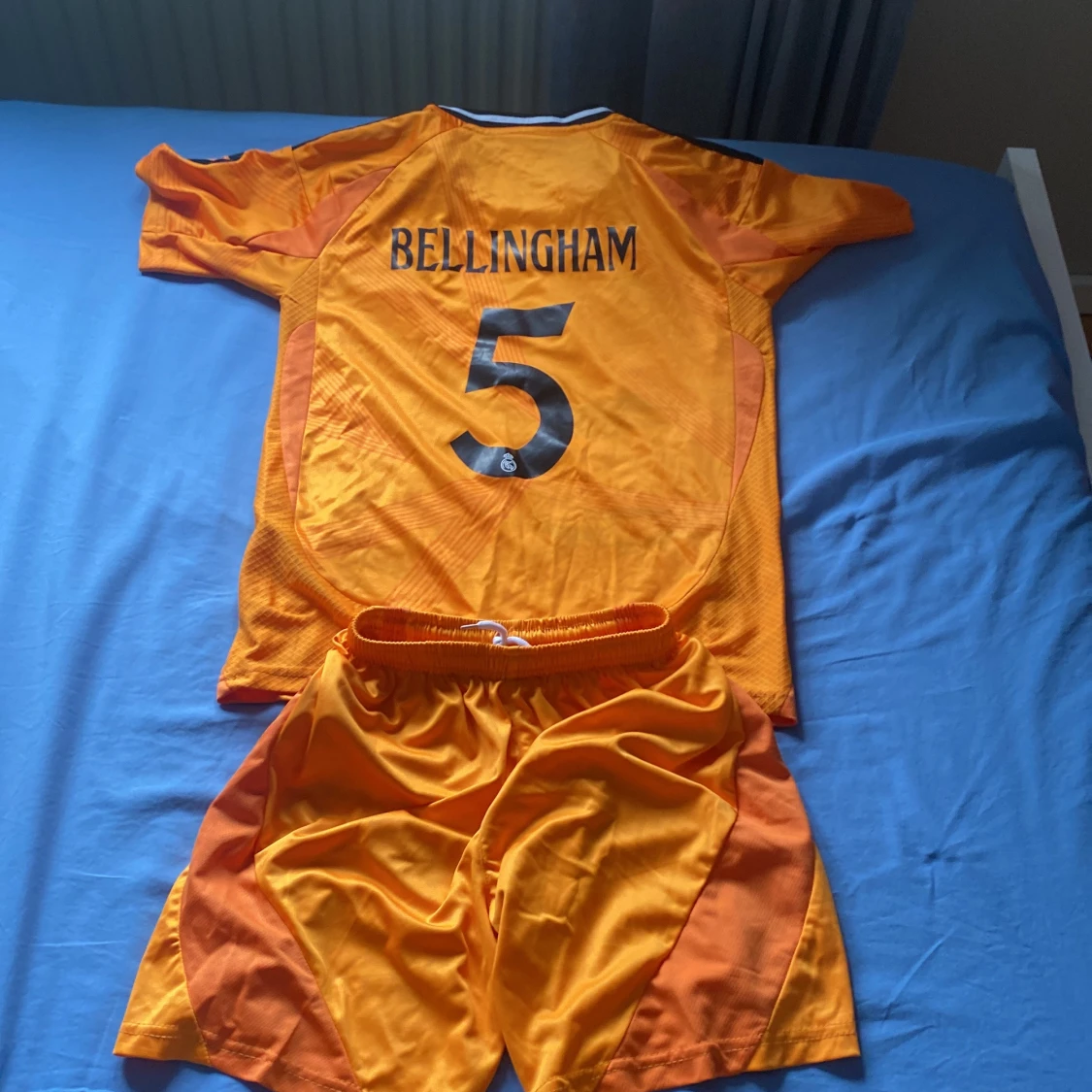 Real Madrid Bellingham matchställ orange