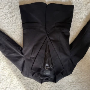 Kavaj från Stockh LM - Svart kavaj från Stockh LM. Storlek 36. Perfekt till seriösare tillfällen. Svart färg och i mycket bra skick