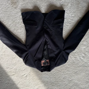 Kostym från Mango - Kostym från Mango i storlek xs. Mycket bra skick och sitter bekvämt. Perfekt till seriösare tillfällen 