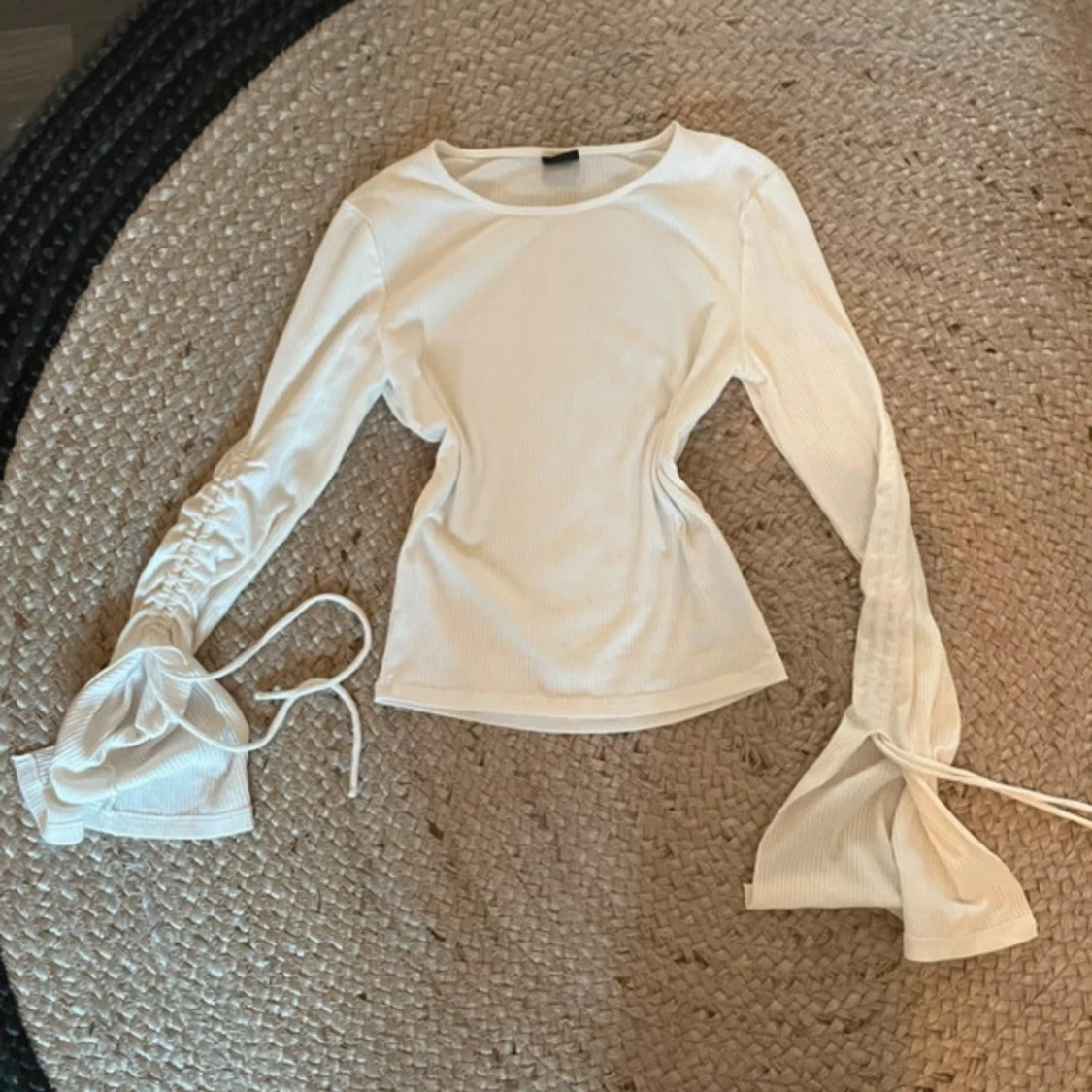 Vit ribbad topp med trumpetärm Gina Tricot - 2