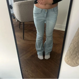 Ljusblå bootcut jeans  - Säljer ett par ljusblå jeans med bootcut-modell. Jeansen har klassisk femficksdesign, gylf med dragkedja och knapp, samt bälteshällor. Perfekta för dig som gillar en avslappnad men ändå trendig look. Oanvända.