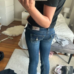True religion jeans - Super snygga true religion jeans med lång midja. De är använda väldigt lite då de är lite små. Nypris 1300kr. Pris kan diskuteras!