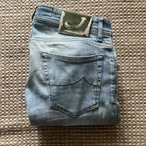 Ljusblå jeans från Jacob Cohën - Säljer mina Jacob cohen jeans som är i riktigt fint skick 8/10 skulle jag säga. Dom är i modell 622 slim fit. Jeansen har ett lite hål vid knäet men inget som syns vid användning. Om du har några funderingar är de bara att höra av dig / mvh William! 