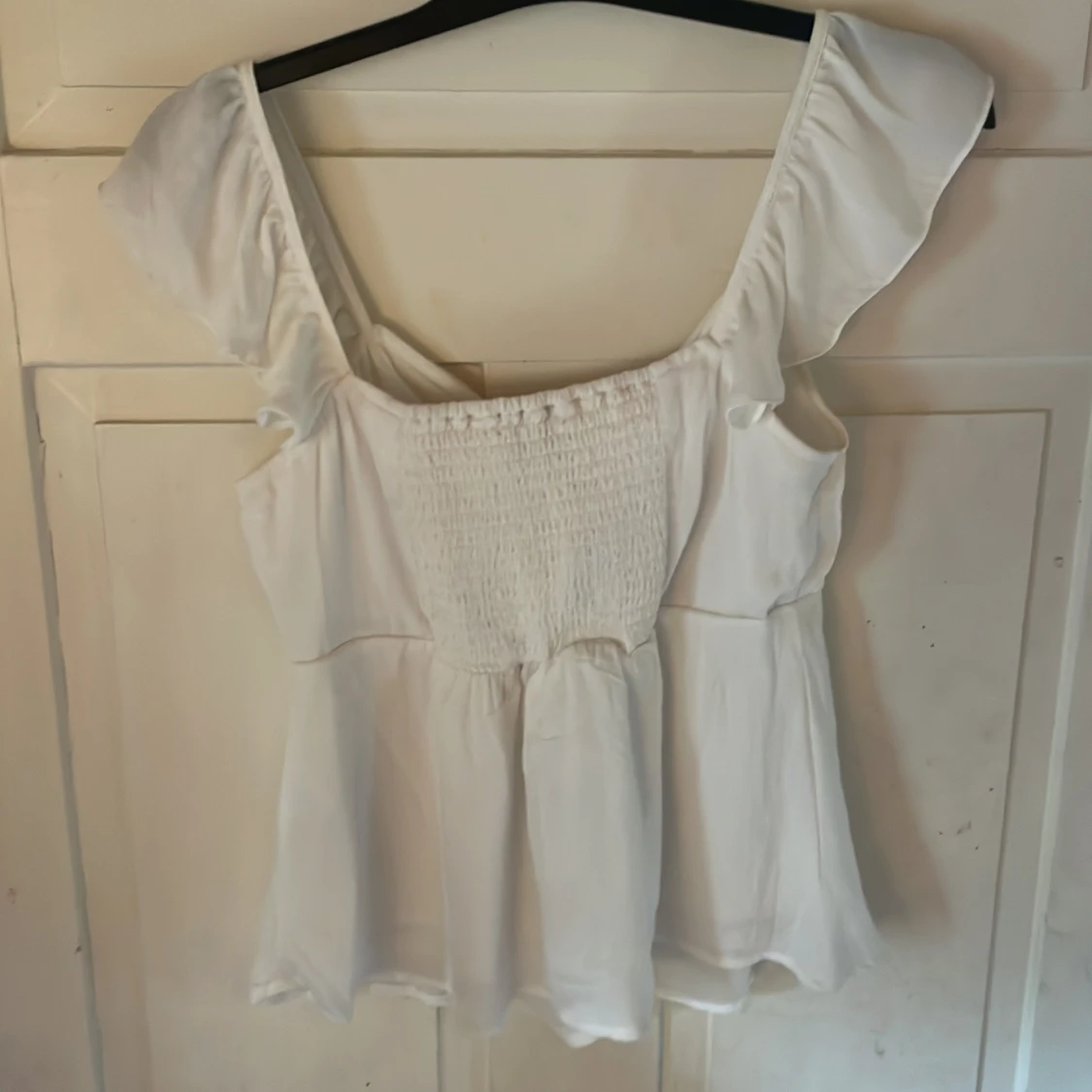 Vit blus med volangärm från AWARE - 1