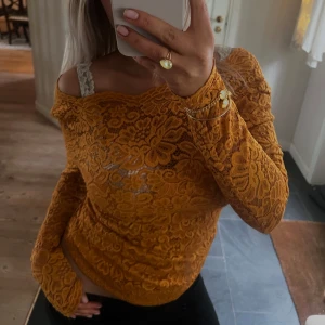 senapsgul spetstopp - senapsgul spetstopp med bara axlar samt en fin öppning bak!🧡(klippt bort lapparna men köpt från zara ca 4 år tillbaka) 