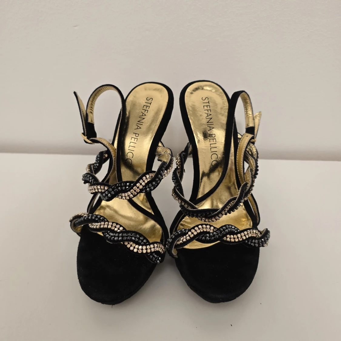 Svarta och guldiga pumps från Stefania Pellici - 1