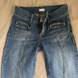 Blå jeans med stora fickor från Nelly - Snygga jeans köpta på sellpy men kommer ursprungligen från Nelly har små defekter bland annat slitage längst ner och ett hål på insidan med 2 säkerhetsnålar dom var så när jag köpte dom!💕säljer då jag inte tycker dom sitter så jättebra på mig 💕