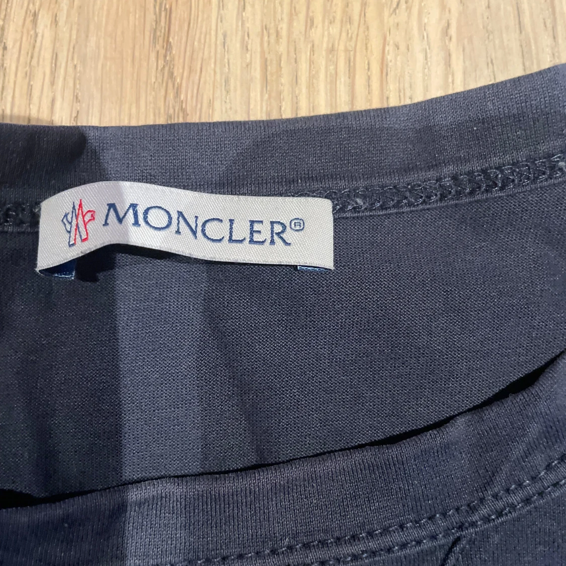 Svart Moncler t-shirt med logga - 1