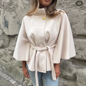 Beige kappa med bälte och vida ärmar - Super snygg Missay kappa i bra skick skriv om ni har frågor osv🥰 pappas xs-m 
