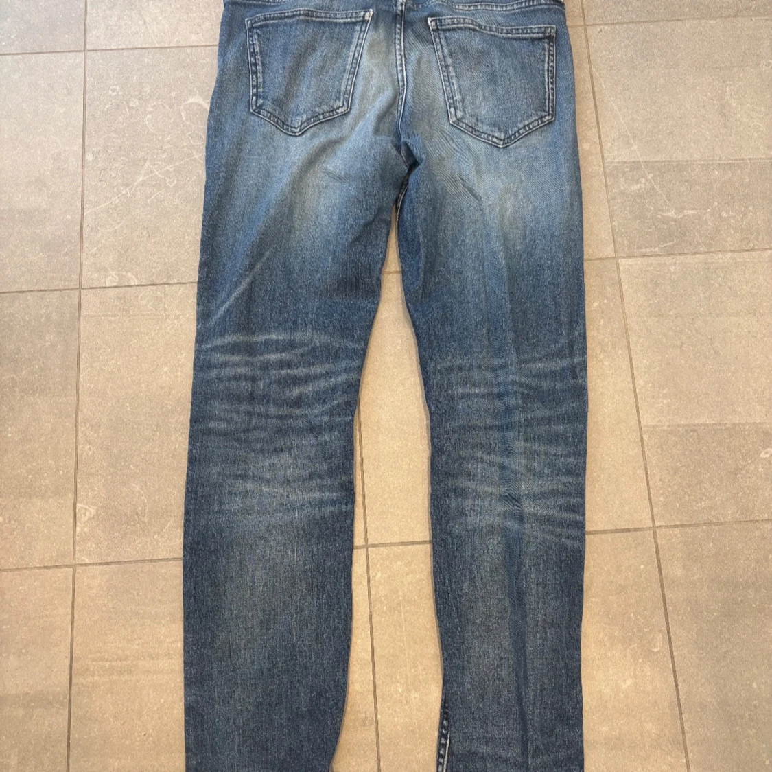 Blå slim fit jeans med slitningar - 1
