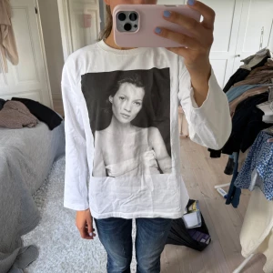 zara tröja  - Snygg långärmad tröja från zara med Kate Moss. Den har fått lite smuts på ena ärmen, men det går säkert bort i tvätten. Tryck gärna på köp nu