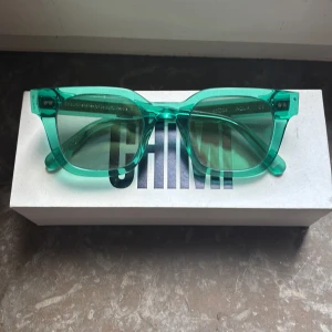 Gröna transparenta solglasögon CHIMI - Säljer ett par snygga solglasögon från CHIMI i en cool transparent grön färg. Glasögonen är i väldigt bra skick och inköpta på NK, box medföljer, har dock ej kvitto kvar.