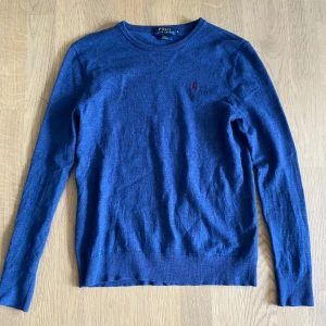 Ralph Lauren tröja - Säljer nu en riktigt schysst Ralph lauren tröja i en skön blå färg. Tröjan är gjord i ett väldigt skönt och stretchigt material. Tröjan är i strl S slim fit, men jag skulle säga att den sitter mer som xs. Det är bara att höra av sig vid minsta funderingar eller frågor🌟🙌