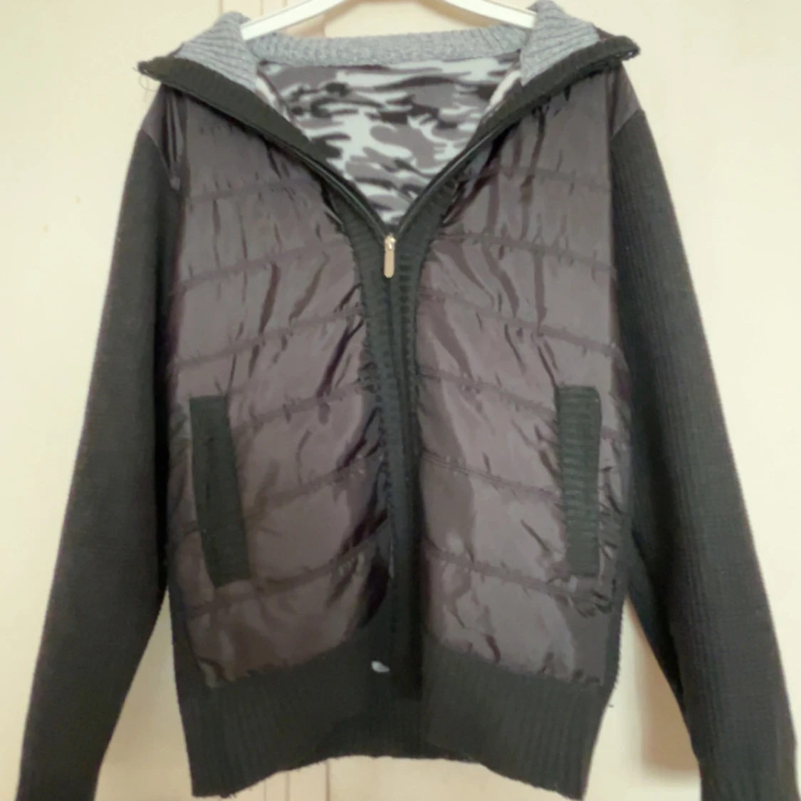 Svart stickad pufferjacka med dragkedja - 1