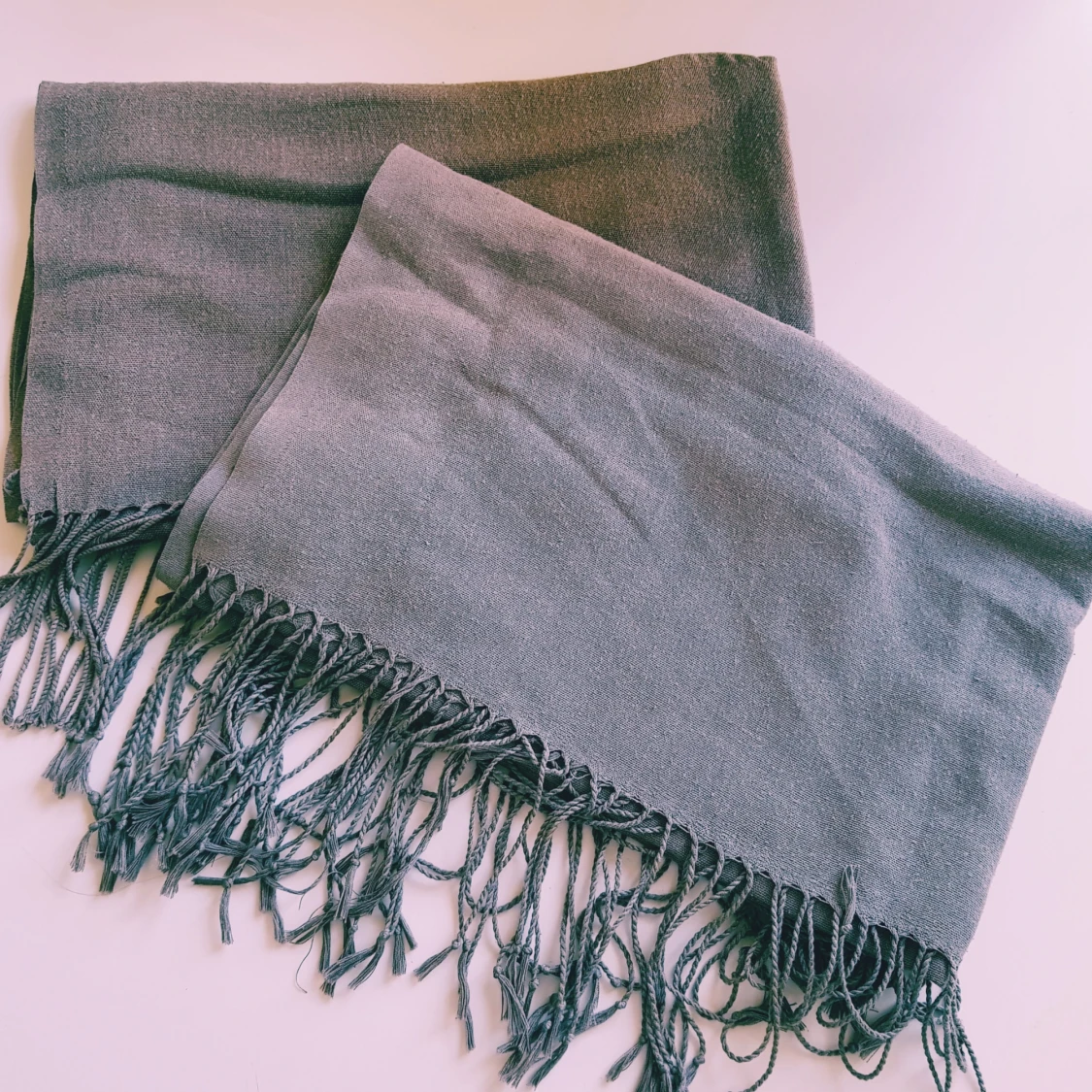 Grå halsduk med fransar - 2