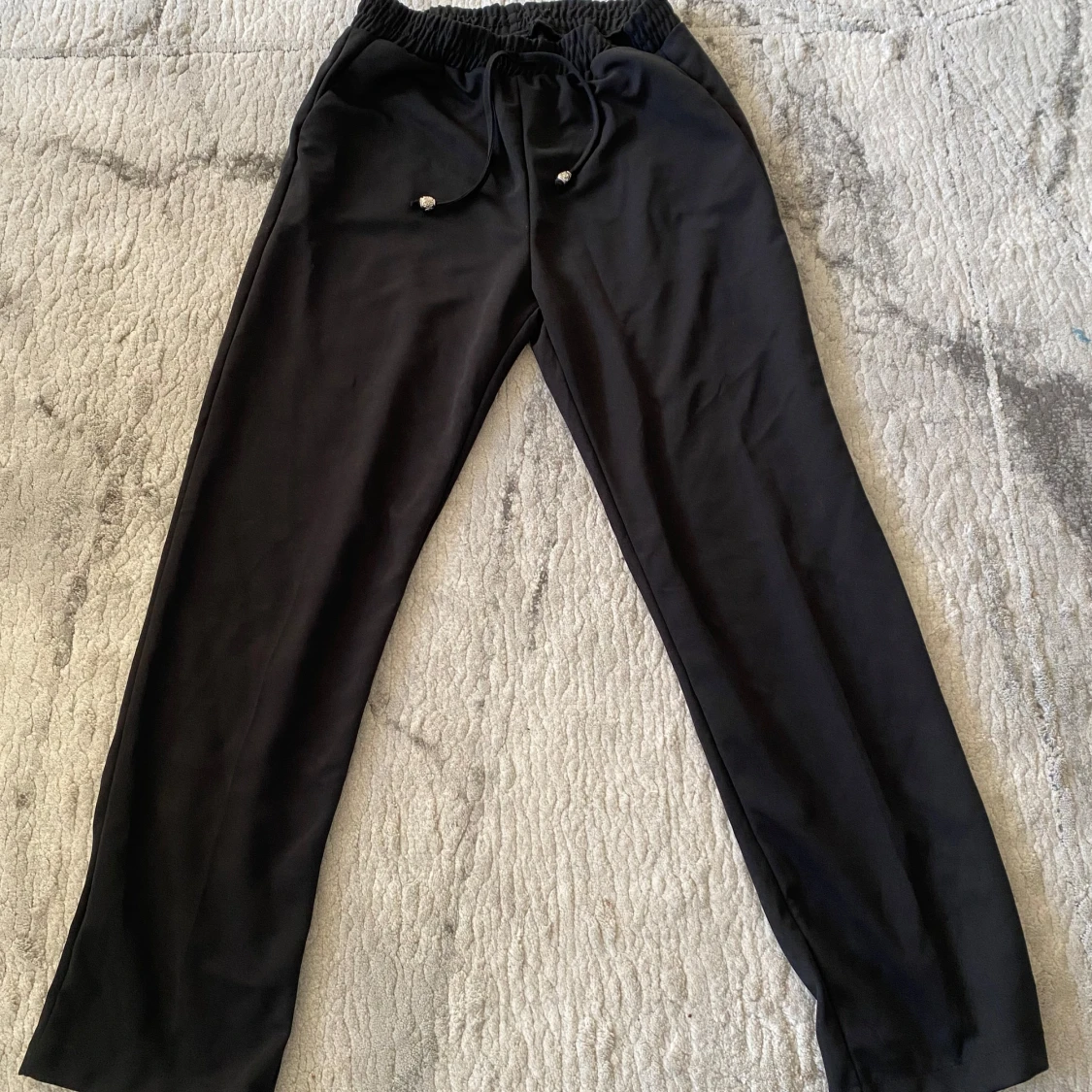 Svarta mjukisbyxor med snörning - 1