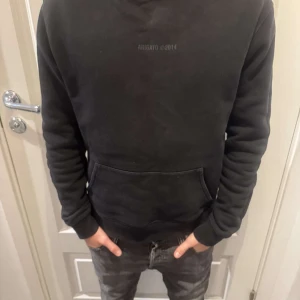 Svart hoodie från Arigato - Svart hoodie från Arigato med tryck 'ARIGATO ©2014' på bröstet och ryggen. Rikigt stilig men svår att få tag på då den inte görs längre. Storlek Xs. Skriv vid minsta fundering, kan även gå ner i pris vid en snabb affär. Skick 7-8/10 har mycket kvar att ge!