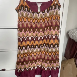 Miss Sixty mönstrad kortklänning - kortklänning från Miss Sixty.