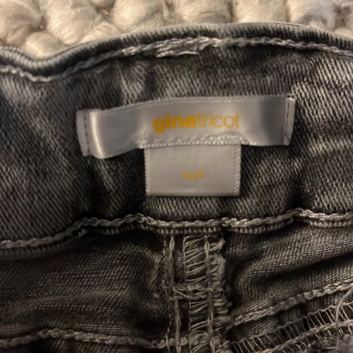 Grå bootcut jeans Gina Tricot i storlek 146 tall - 1