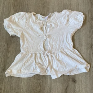 Vit blus med puffärm från Gina Tricot - Vit blus från Gina tricot inga fläkar eller hål 