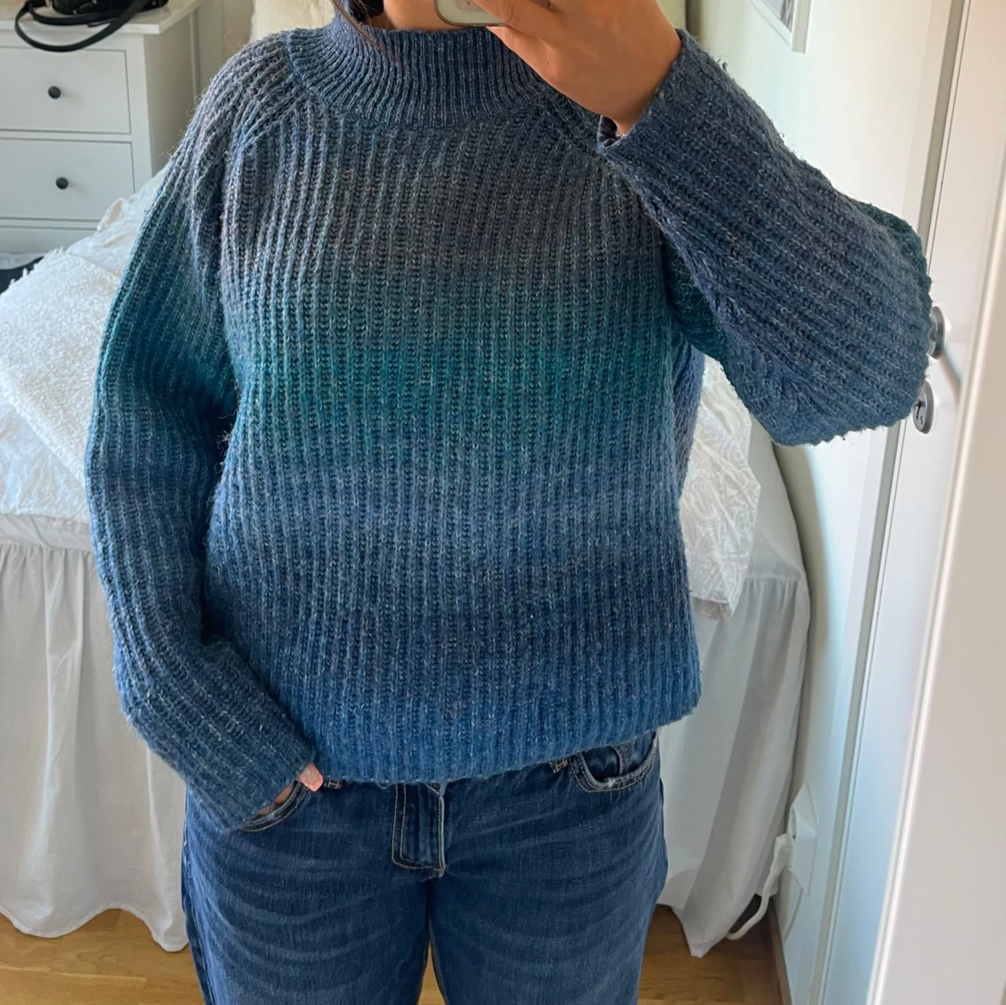 Blå stickad tröja med hög krage - 2