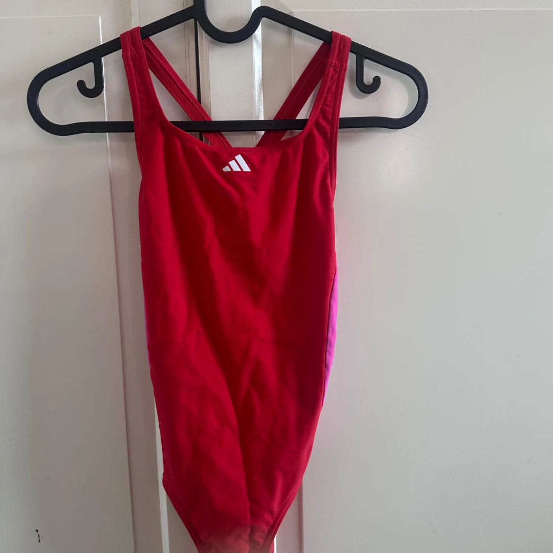 Röd baddräkt från Adidas, strl 152