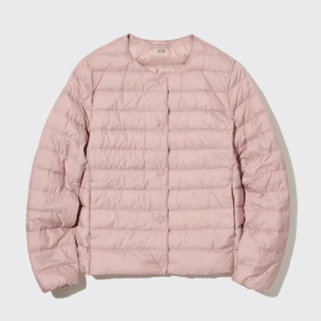 Ljusrosa dunjacka i minimalistisk stil