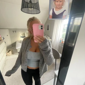 stickad kofta  - Superfin stickad kofta från Gina! kan tänka mig att sänka priset vid snabb affär 🥰