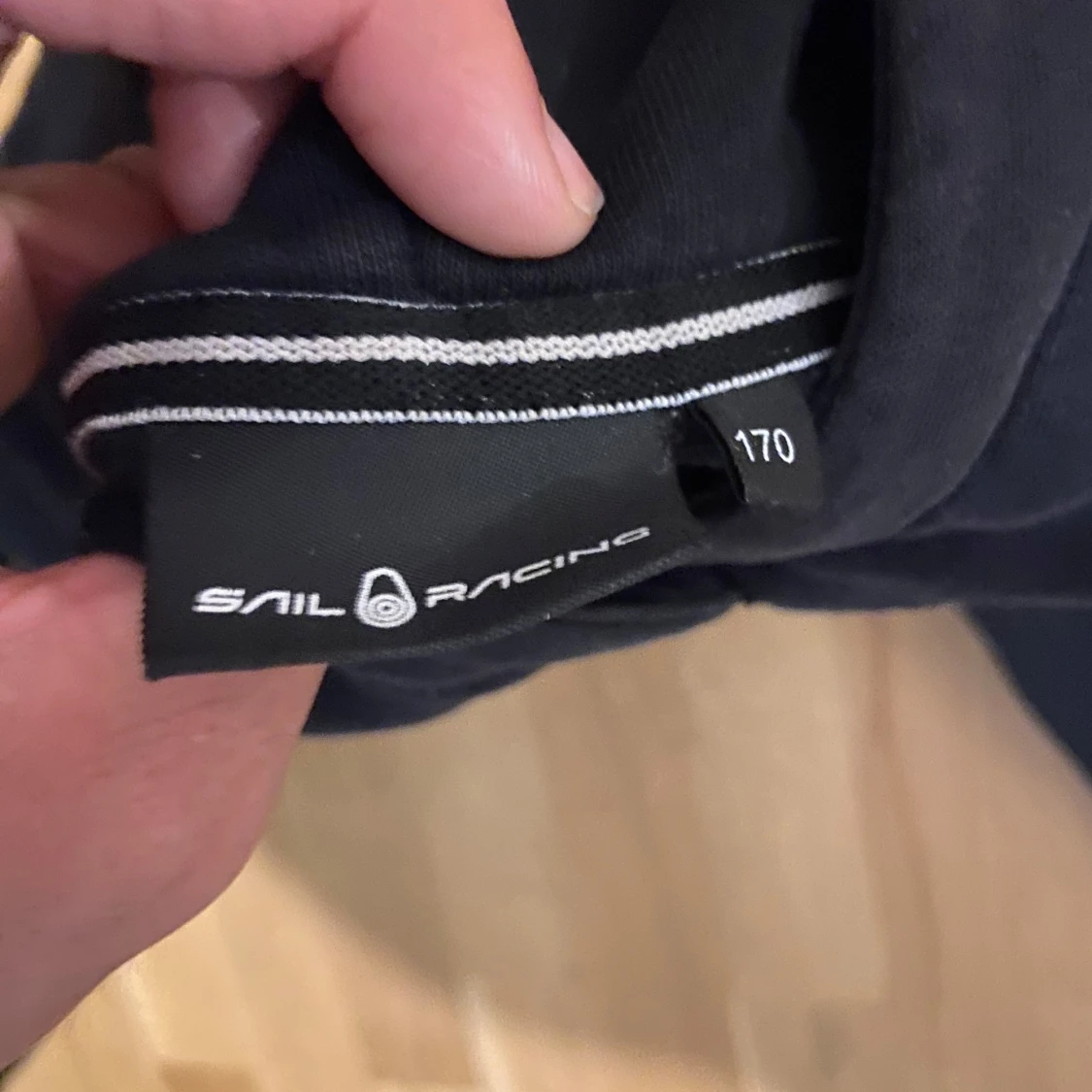 Svart hoodie från Sail Racing - 1