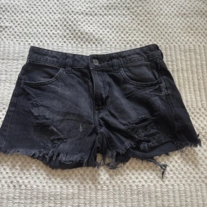 Svarta low mid waist jeansshorts - Säljer ett par svarta low mid waist jeansshorts från &Denim by H&M, knappt använda