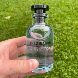 Louis Vuitton Imagination  - 🧴 Produktnamn: Louis Vuitton Imagination Eau de Parfum 100ml  📦 Beskrivning: Säljer en lyxig parfym från Louis Vuitton – Imagination ✨ En fräsch och elegant doft med noter av citrus 🍋, svart te 🍵, neroli 🌼 och ambroxan 🌫️. Passar perfekt för både vardag och fest! Unisex – lika bra för honom och henne 💑 Flaskan är nästan full (se bild) och i mycket gott skick ✅ Äkta vara – köpt i Louis Vuitton-butik 🛍️  📌 Skick: Mycket bra 📏 Volym: 100 ml 💰 Nypris: ca 2 900 kr 👉 Mitt pris: [1500kr] 