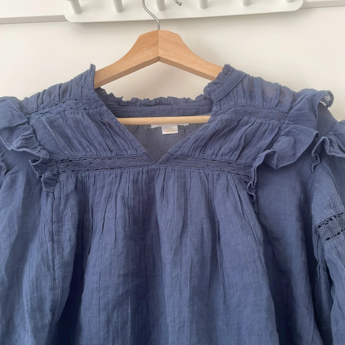 Mörkblå långärmad blus från Gina Tricot - 1