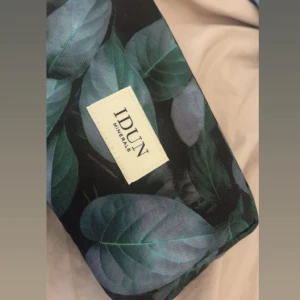 IDUN Minerals necessär  - Snygg necessär från IDUN Minerals, perfekt för smink eller småprylar. Tillverkad i tåligt syntetmaterial och lätt att ta med i väskan.