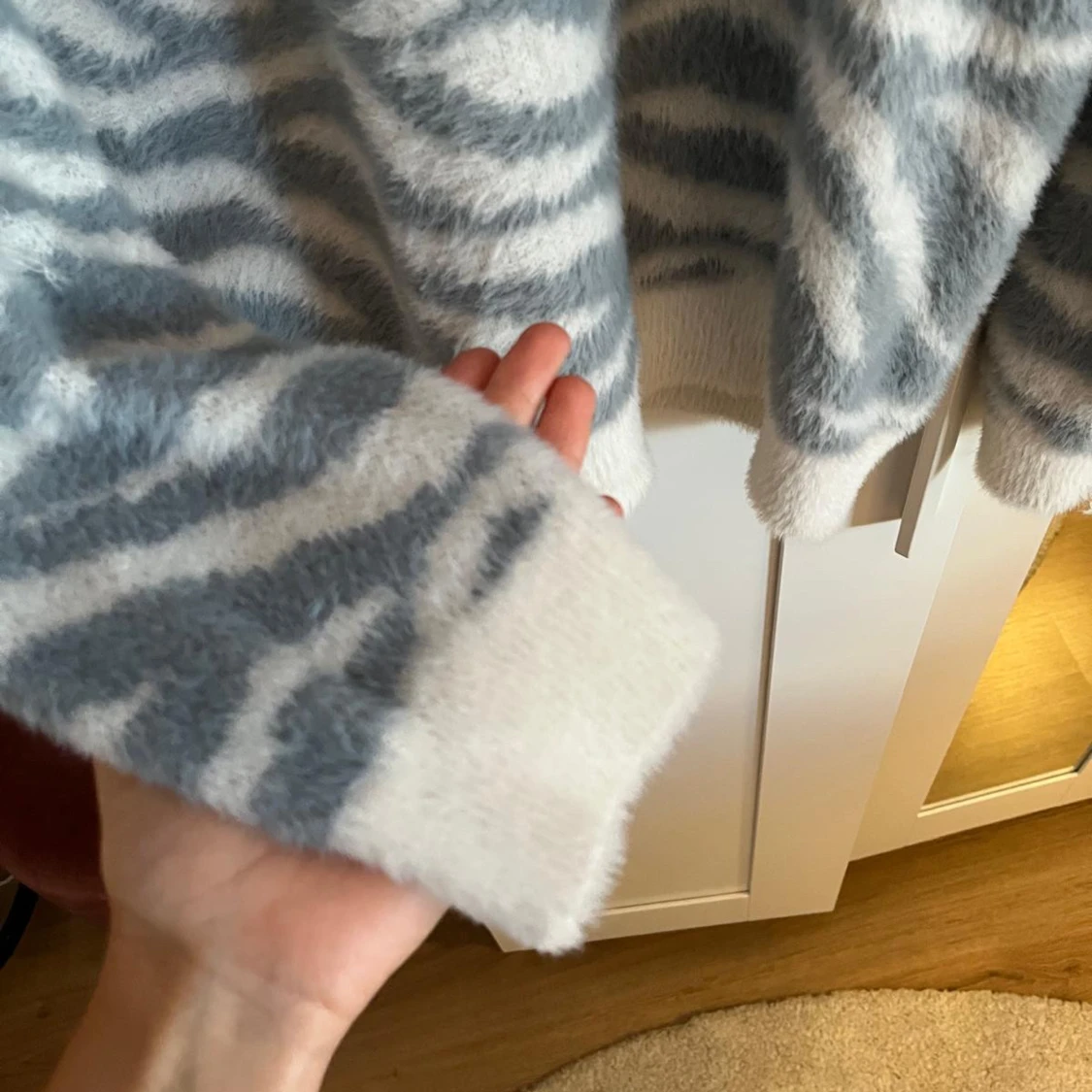 Zebramönstrad fluffig tröja från Lindex - 2