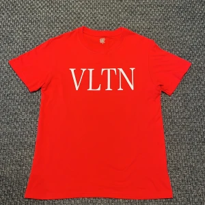 Valentino t shirt - Oanvänd VLTN t shirt storlek S