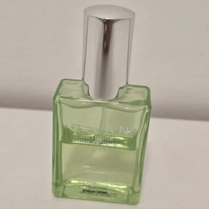 Clean Outdoor Shower Fresh parfym - Fräsch parfym från clean i doften Outdoor Shower Fresh. Flaskan är rektangulär i genomskinligt ljusgrönt glas med en stilren silverfärgad kork. Perfekt för dig som gillar lätta och rena dofter.