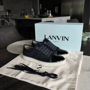 Mörkblå sneakers från Lanvin - Snygga mörkblå sneakers från Lanvin box snören dust bag följer med bra skick först till kvarn. Uk7