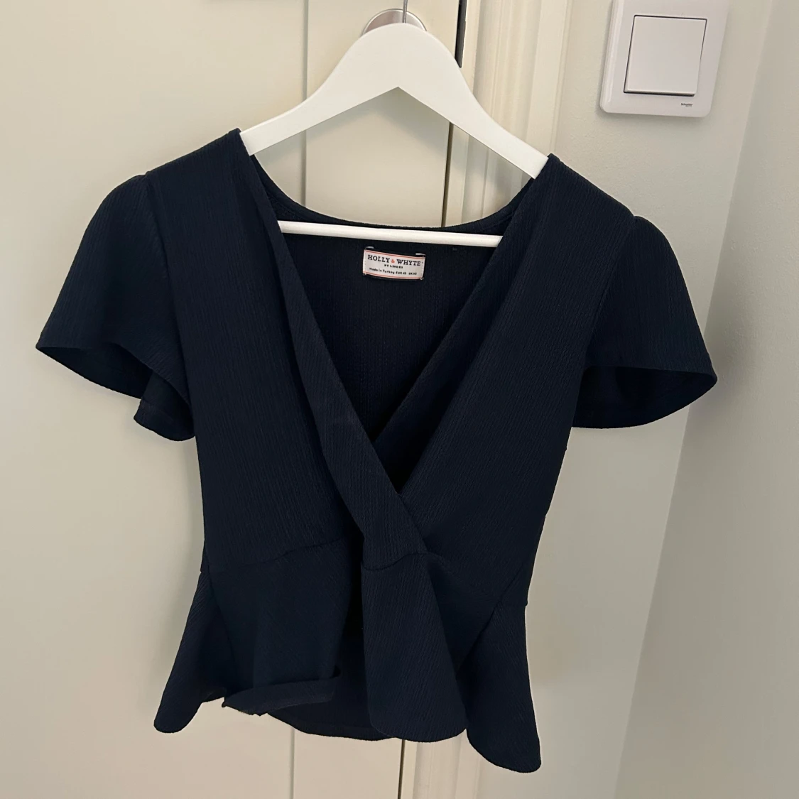 Svart omlottopp från Holly & White